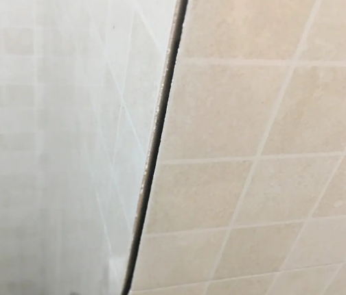 永寿瓷砖空鼓维修公司分享阳台瓷砖脱落的修复过程可以分为以下几个步骤