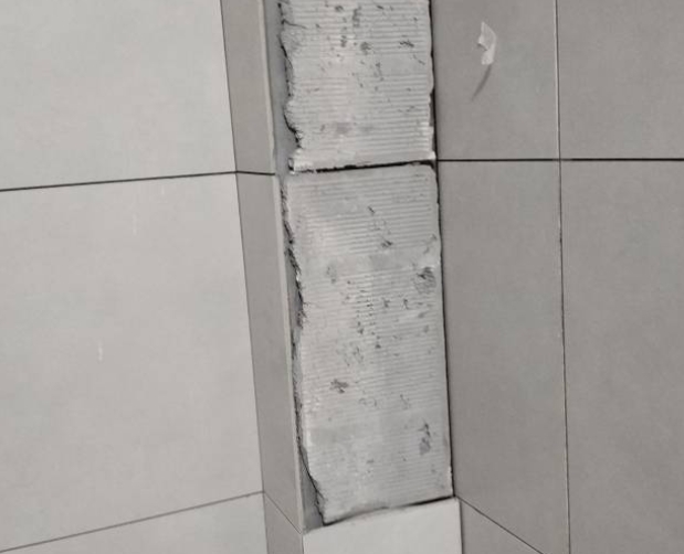 永寿瓷砖空鼓维修公司分享下瓷砖施工前基层浇水润湿程度不足，可能导致以下问题